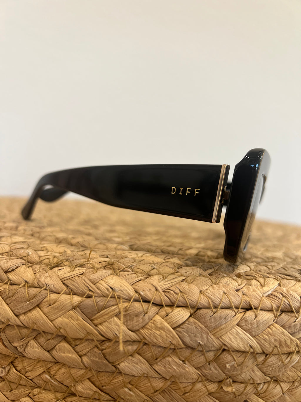 Diff Indy Sunglasses in Black + Grey Polarized